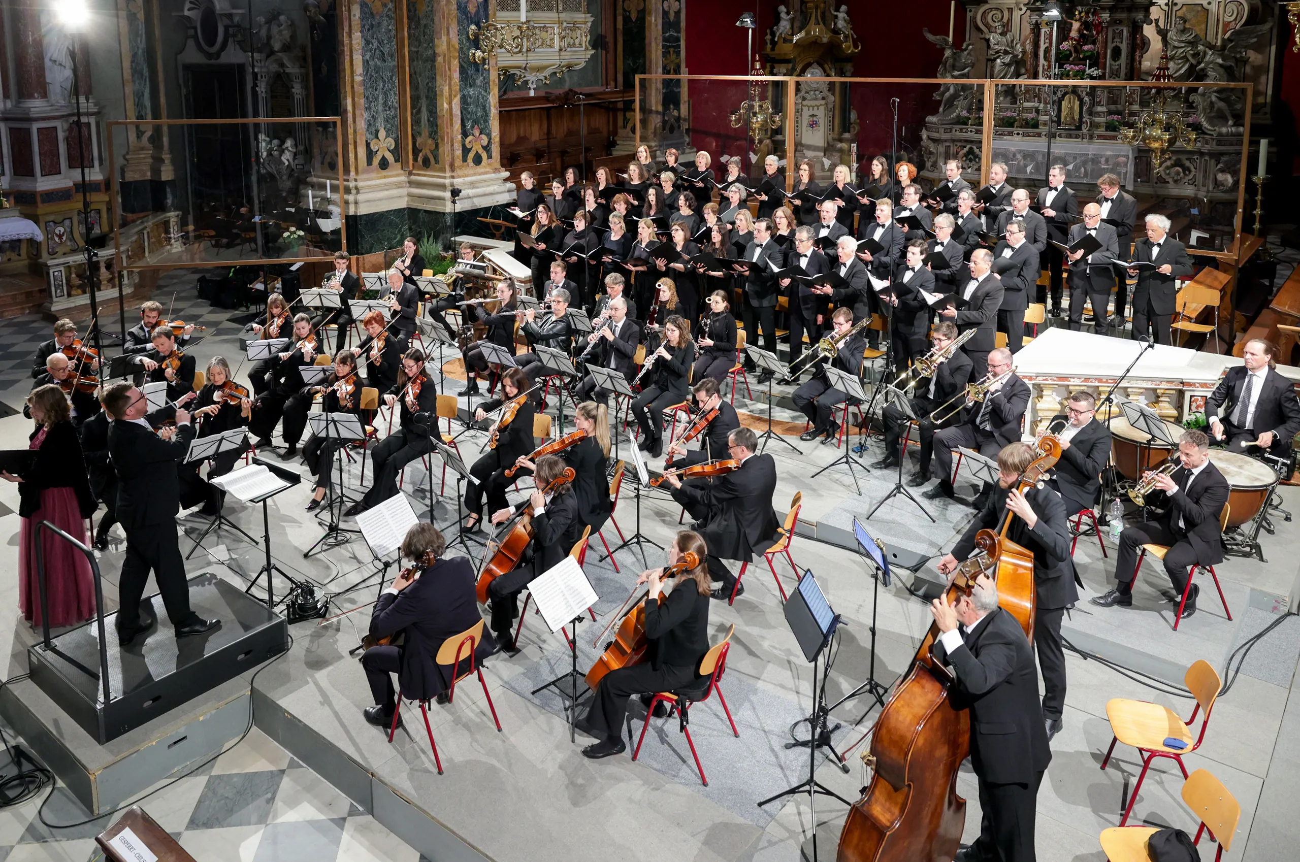 Der MGV Bozen mit Orchester bei einem Konzert in einer barocken Kirche