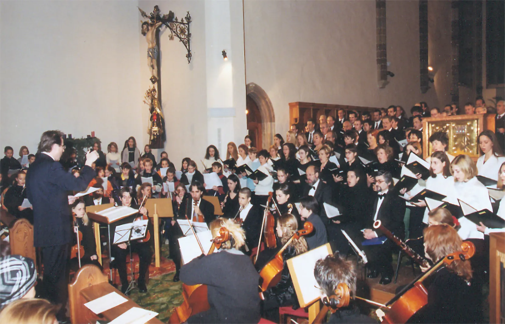 Chor und Orchester des MGV Bozen bei einer Aufführung in der Franziskanerkirche, 1999