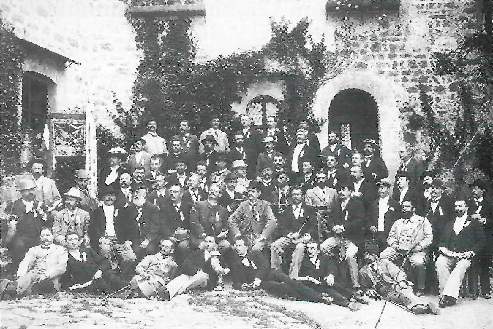 Gruppenfoto der Sänger des MGV Bozen im Burghof von Schloss Runkelstein, 1901