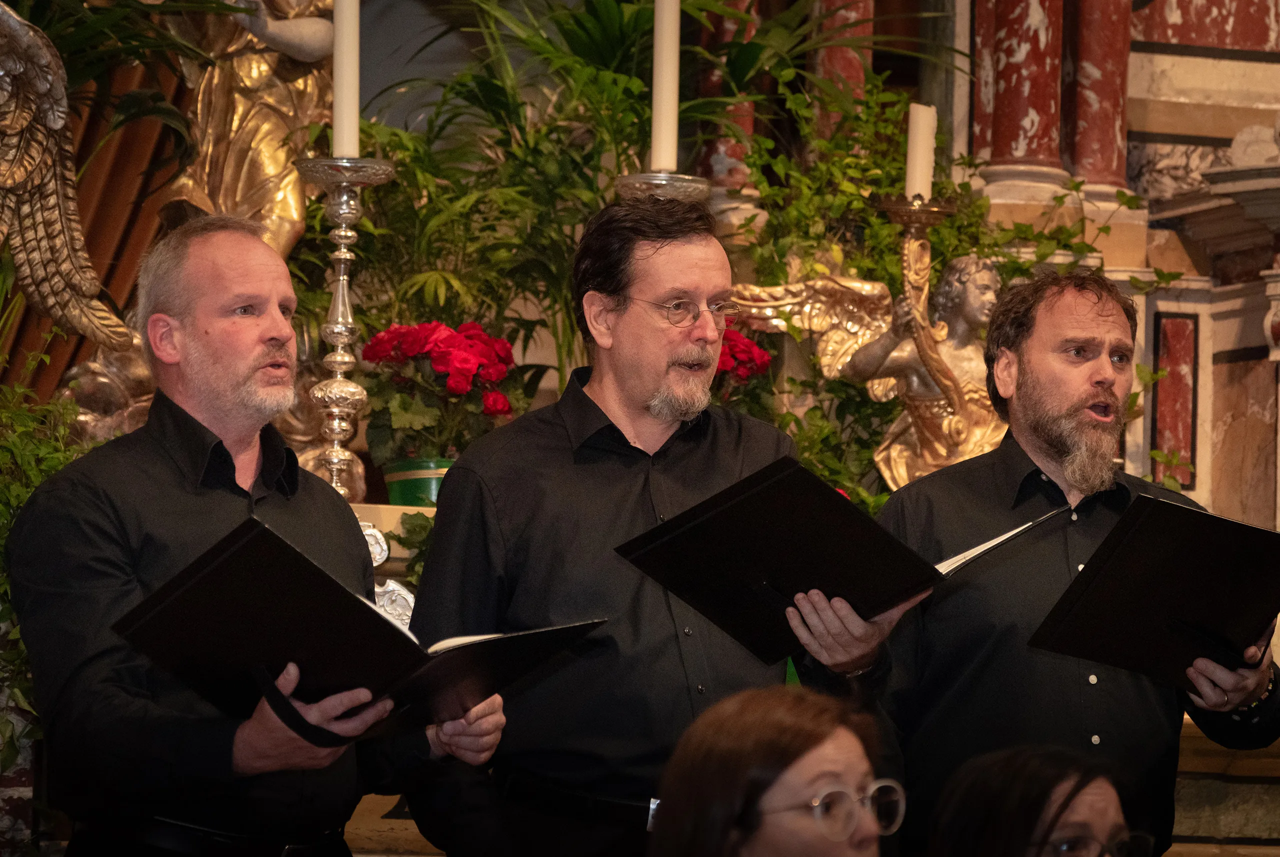 Drei Sänger des MGV Bozen beim Singen